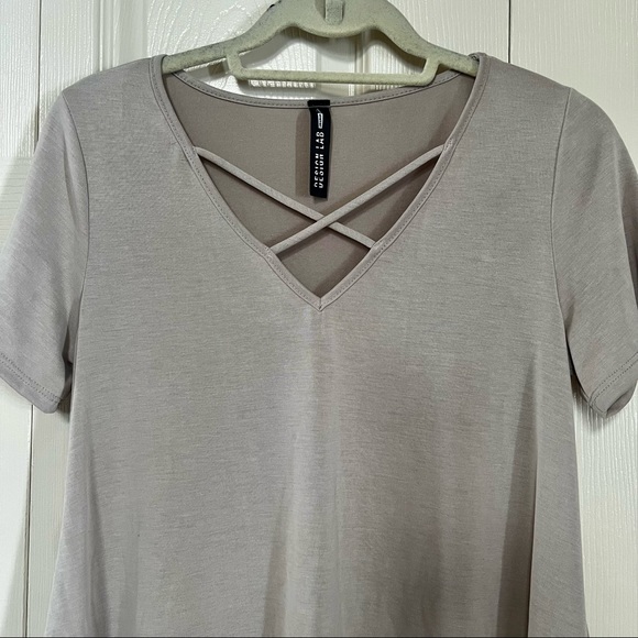 NWOT Design Lab Short Sleeve Criss-Cross Neck Knit Top - Picture 3 of 10